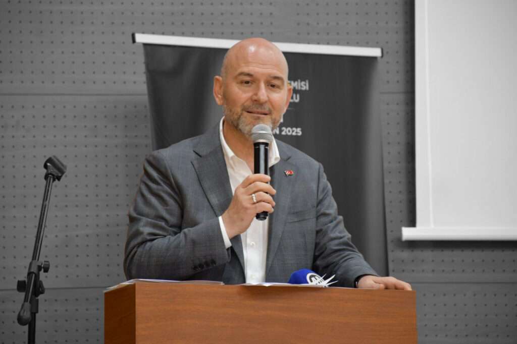 Süleyman Soylu'nun Ordu'daki "Yarınlar için Teşkilat" programında konuşma yaparken